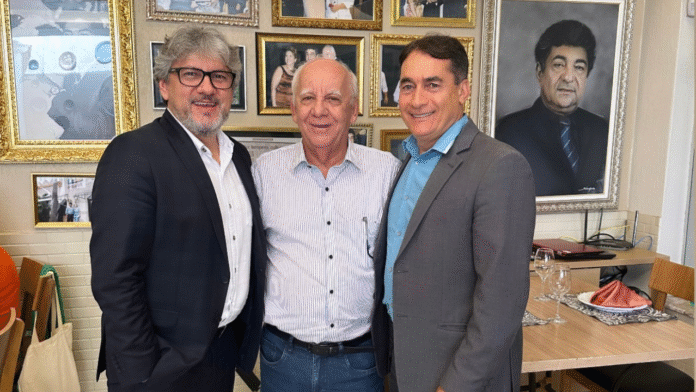 Alfredo Luiz Correia, Presidente do Fundepec-GO (Fundo Emergencial para a Sanidade Animal de Goiás) e Diretor Executivo do Sindileite, e Jair Borges, Presidente da Valeza Laticínios e também Presidente do Sindileite (Sindicato das Indústrias de Laticínios do Estado de Goiás)