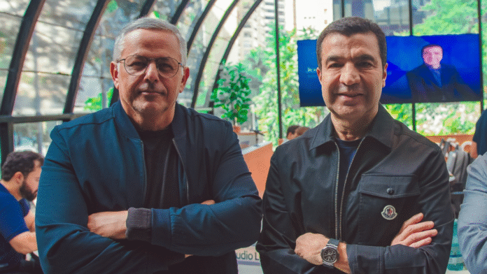 Arena Digitalks Cláudio Santos e João Kepler, participantes do Arena Digitalks, representando a presença de líderes do setor no evento.