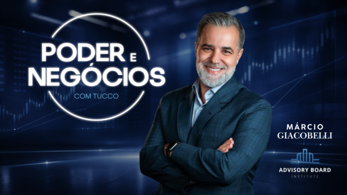 Poder e Negócios Giacobelli (1) Márcio Giacobelli no programa Poder e Negócios, exibido na Vivax TV, em destaque diante de fundo azul com gráficos financeiros, debatendo governança e conselho empresarial.