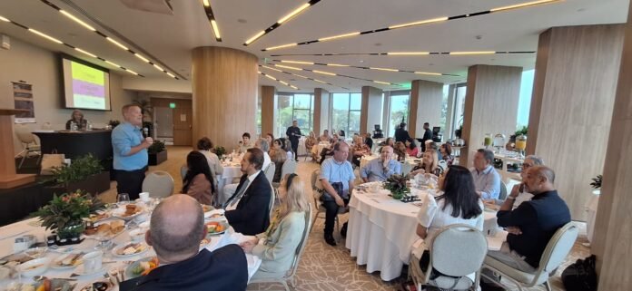 WhatsApp Image 2026-03-10 at 12.51.29 AM (2) A presidente da associação, Constança Carvalho, recepcionou os participantes e destacou a importância do trabalho coletivo em prol da cidade. Em sua fala, desejou um ano de conquistas, novos projetos e mobilização em defesa do turismo carioca.